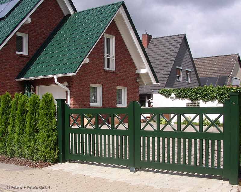 Sylter Gartentor mit Satteldach - Friesentor SCHLESWIG aus dauerhaftem Hartholz - Maßanfertigung von Peters + Peters.