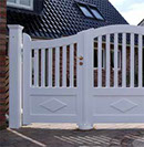 Asymmetrisches Gartentor KORTENLAND - Einzeltor + Doppeltor in einem Holztor - Das Gartentor für die schmale Auffahrt.