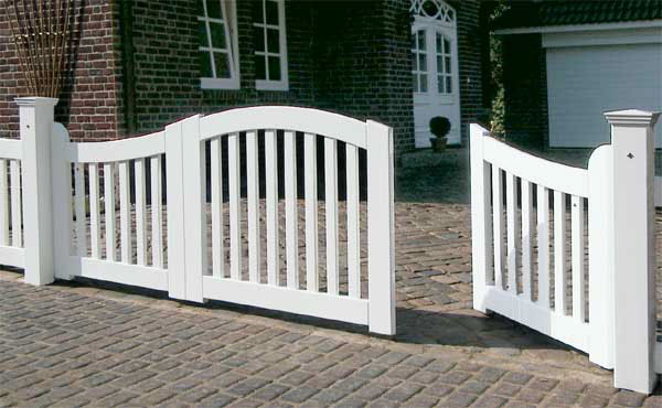 Für die schmale Auffahrt - weißes Holztor im Sylter Friesenstil - Hartholz mit 25 Jahren Garantie.
