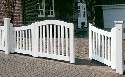 Für die schmale Auffahrt - weißes Holztor im Sylter Friesenstil - Hartholz mit 25 Jahren Garantie.