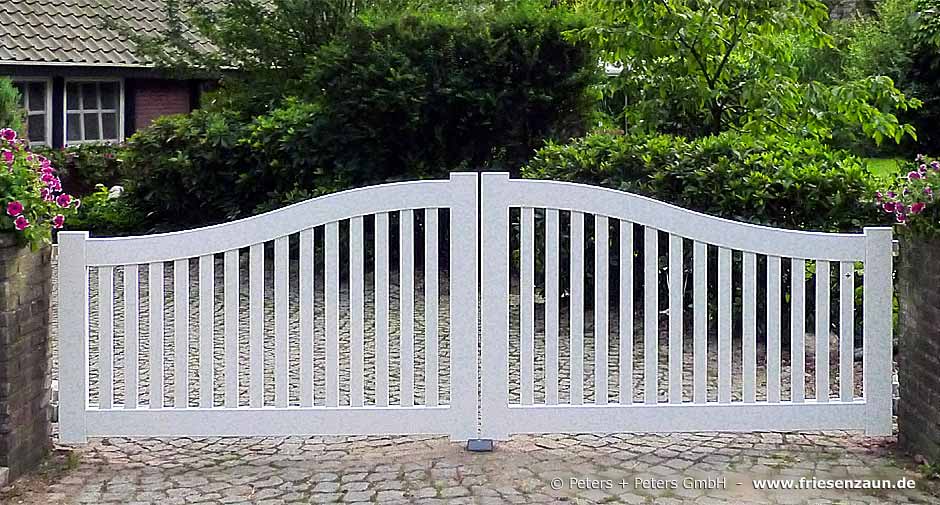 Sylter Gartentor mit Satteldach - Friesentor SCHLESWIG aus dauerhaftem Hartholz - Maßanfertigung von Peters + Peters.