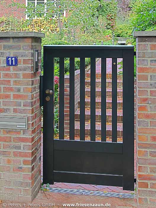 Grün lackierte Gartentür OHLAND zwischen vorhandene Mauerpfosten montiert - Maßanfertigung vom Fachmann.