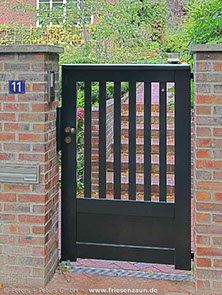 Grün lackierte Gartentür OHLAND zwischen vorhandene Mauerpfosten montiert - Maßanfertigung vom Fachmann.