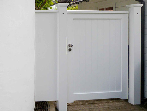 Blickdichte Gartentür aus FSC Hartholz mit Edelstahl-Türgriff + Schloss - Pfosten 14 x 14 und Sichtschutzwand als Maueranschluß.