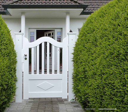 Sylter Gartentor mit Satteldach - Friesentor SCHLESWIG aus dauerhaftem Hartholz - Maßanfertigung von Peters + Peters.