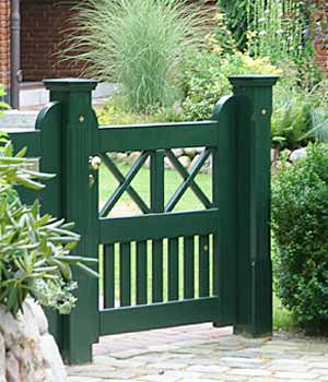 Sylter Gartentor mit Satteldach - Friesentor SCHLESWIG aus dauerhaftem Hartholz - Maßanfertigung von Peters + Peters.