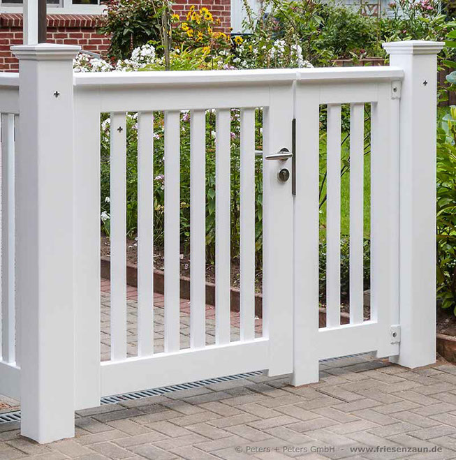 Gartentor OHLAND - Weiße Holzpforte mit fest installiertem Seitenteil - Schloss und Zubehör aus rostfreiem Edelstahl.
