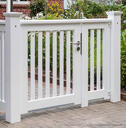 Gartentor OHLAND - Weiße Holzpforte mit fest installiertem Seitenteil - Schloss und Zubehör aus rostfreiem Edelstahl.