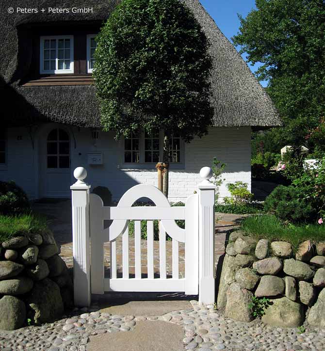 Reetgedecktes Friesenhaus mit Steinwall und weißem Einzeltor LUXUS.