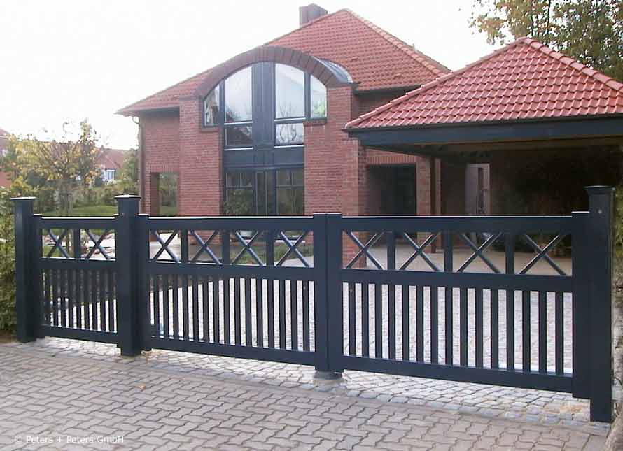 Sylter Gartentor mit Satteldach - Friesentor SCHLESWIG aus dauerhaftem Hartholz - Maßanfertigung von Peters + Peters.