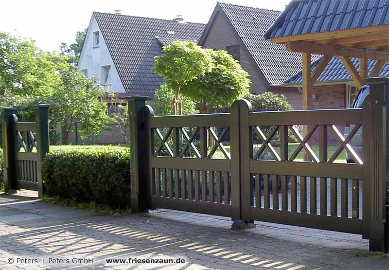 Sylter Gartentor mit Satteldach - Friesentor SCHLESWIG aus dauerhaftem Hartholz - Maßanfertigung von Peters + Peters.