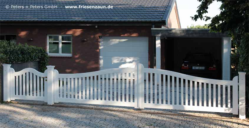 Sylter Gartentor mit Satteldach - Friesentor SCHLESWIG aus dauerhaftem Hartholz - Maßanfertigung von Peters + Peters.