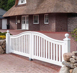 Friesentor SCHLESWIG aus dauerhaftem Hartholz mit Pfosten 14 x 14 cm und Kugelabdeckungen.