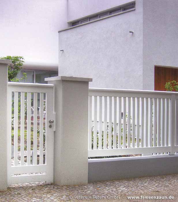Gartentor mit Mauersockel und Mauerpfosten - Anspruchsvolle Torlösungen von Peters + Peters