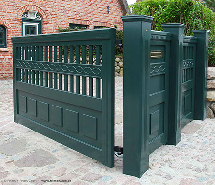 Hoftor BRIXHAM - Grünes Sichtschutztor mit vielen besonderen Ausstattungsdetails.