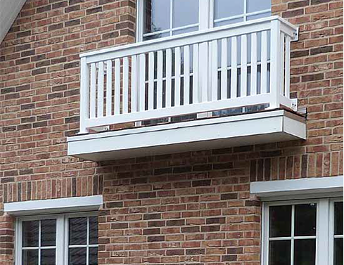 Französchiser Balkon - Französisches Balkongeländer aus wertvollem Hartholz - Maßanfertigung mit 25 Jahren Garantie.