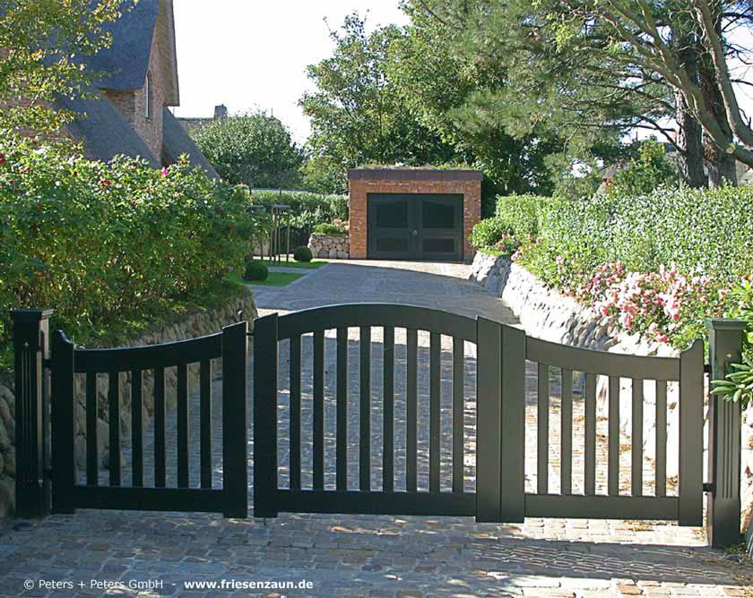 Die Lösung für Ihr Pfeifenstil Grundstück - Asymmetrisches Gartentor Kortenland mit 1/3 - 2/3 Aufteilung. Holztor gürn lackiert.