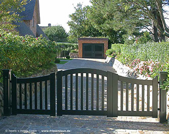 Die Lösung für Ihr Pfeifenstil Grundstück - Asymmetrisches Gartentor Kortenland mit 1/3 - 2/3 Aufteilung. Holztor gürn lackiert.