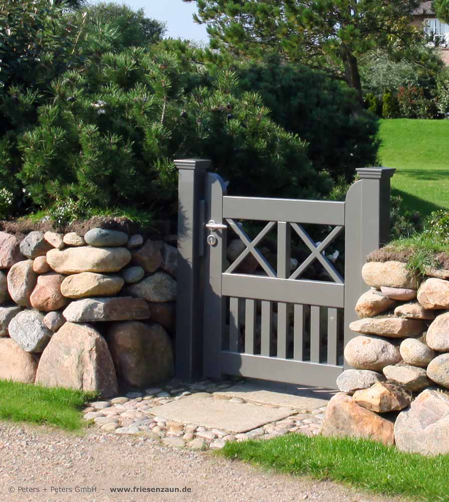 Sylter Gartentor mit Satteldach - Friesentor SCHLESWIG aus dauerhaftem Hartholz - Maßanfertigung von Peters + Peters.