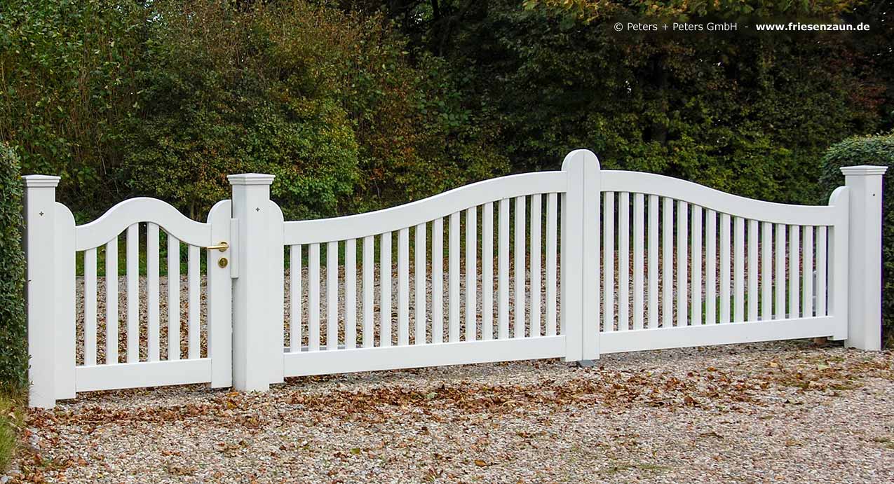 Sylter Gartentor mit Satteldach - Friesentor SCHLESWIG aus dauerhaftem Hartholz - Maßanfertigung von Peters + Peters.