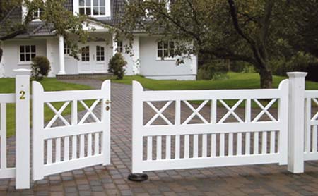 Sylter Gartentor mit Satteldach - Friesentor SCHLESWIG aus dauerhaftem Hartholz - Maßanfertigung von Peters + Peters.