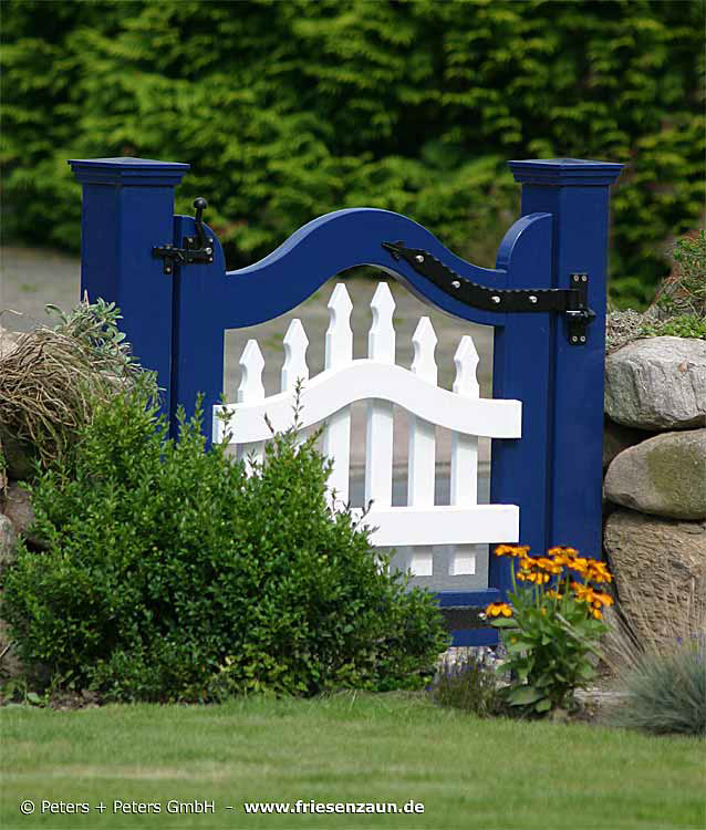 Sylter Gartentor mit Satteldach - Friesentor SCHLESWIG aus dauerhaftem Hartholz - Maßanfertigung von Peters + Peters.
