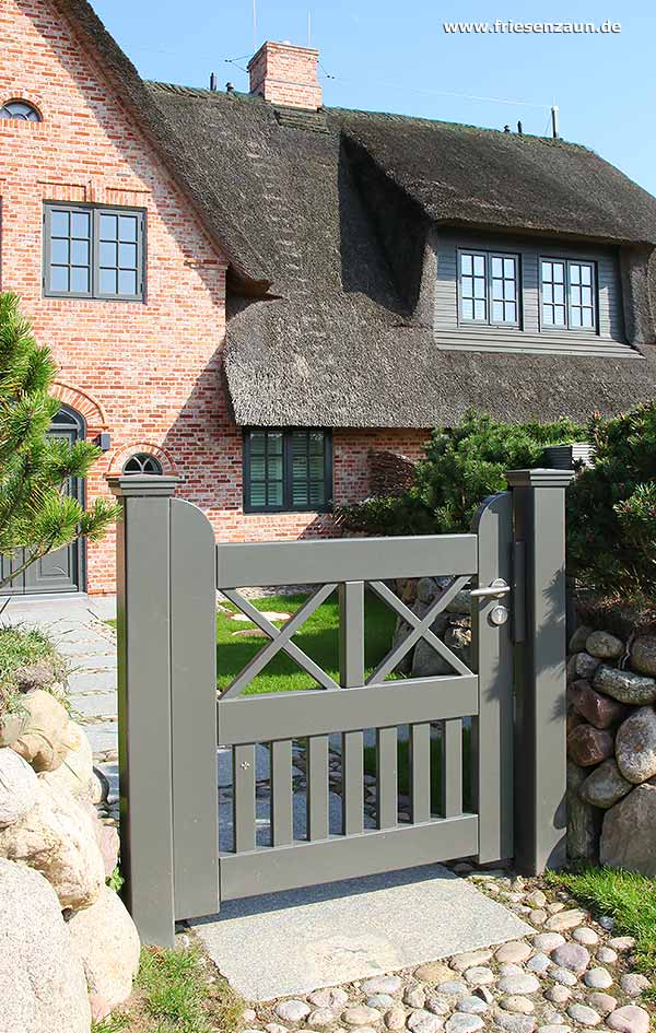 Sylter Gartentor mit Satteldach - Friesentor SCHLESWIG aus dauerhaftem Hartholz - Maßanfertigung von Peters + Peters.
