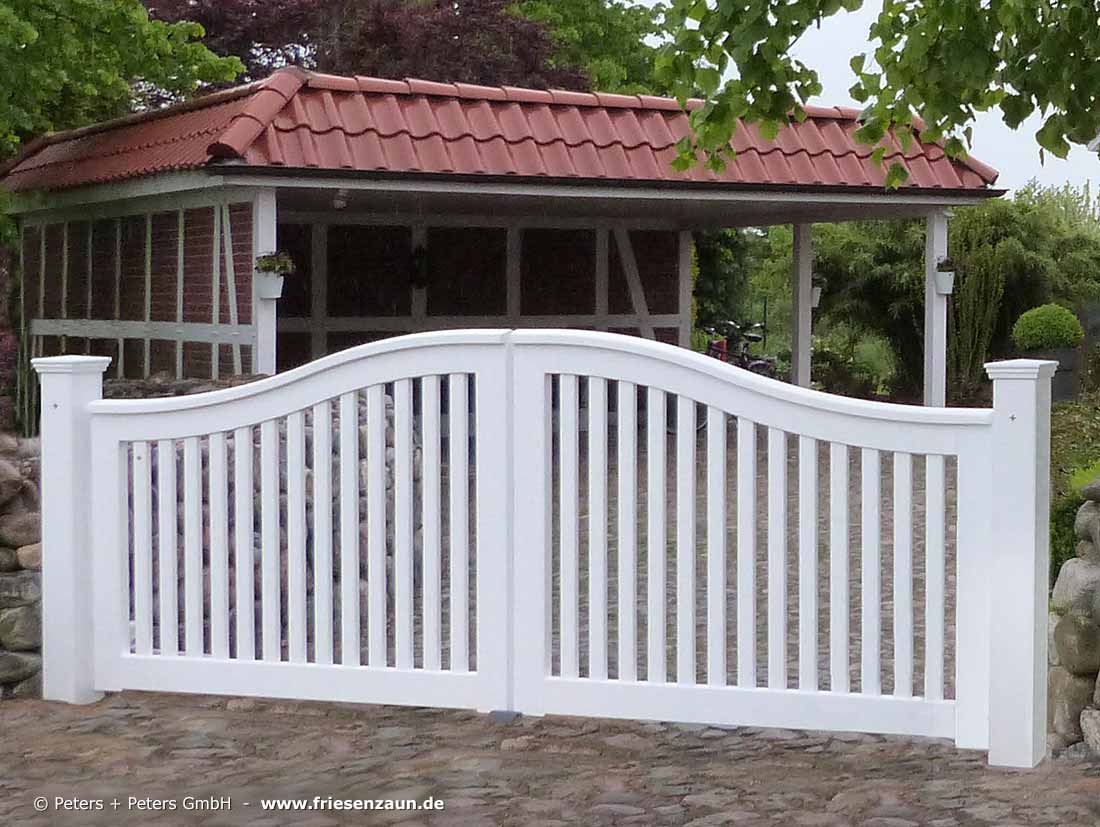 Sylter Gartentor mit Satteldach - Friesentor SCHLESWIG aus dauerhaftem Hartholz - Maßanfertigung von Peters + Peters.