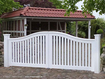 Sylter Gartentor mit Satteldach - Friesentor SCHLESWIG aus dauerhaftem Hartholz - Maßanfertigung von Peters + Peters.