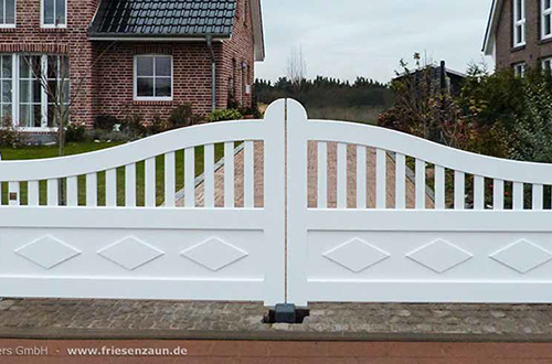 Sylter Gartentor mit Satteldach - Friesentor SCHLESWIG aus dauerhaftem Hartholz - Maßanfertigung von Peters + Peters.