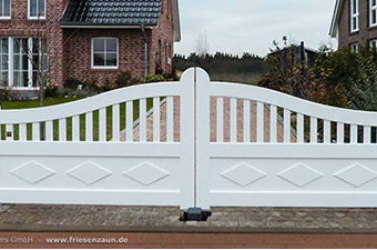 Sylter Gartentor mit Satteldach - Friesentor SCHLESWIG aus dauerhaftem Hartholz - Maßanfertigung von Peters + Peters.
