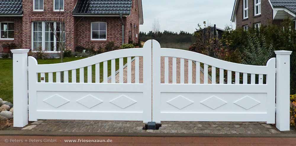 Sylter Gartentor mit Satteldach - Friesentor SCHLESWIG aus dauerhaftem Hartholz - Maßanfertigung von Peters + Peters.