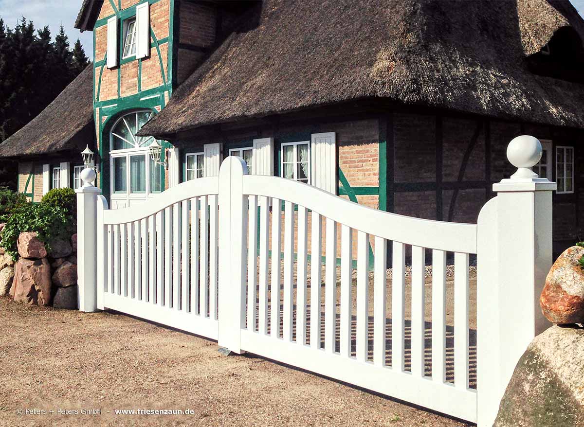Sylter Gartentor mit Satteldach - Friesentor SCHLESWIG aus dauerhaftem Hartholz - Maßanfertigung von Peters + Peters.