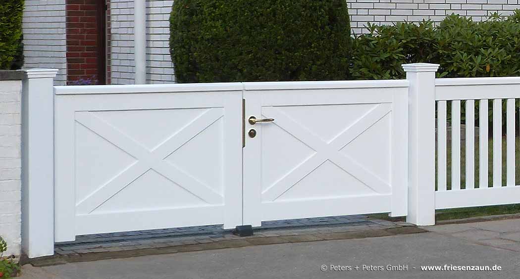 Weißes Holztor OHLAND nach Kundenwunsch modifiziert - Hochwertige Einfahrtstore nach Maß gefertigt.