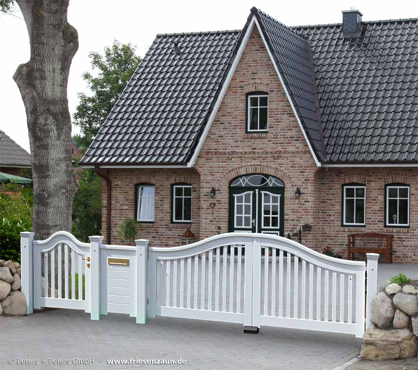 Wunderschönes Landhausim Friesenstil mit Sprossenfenstern, Steinwall und natürlich mit einem weißen Gartentor von Peters + Peters