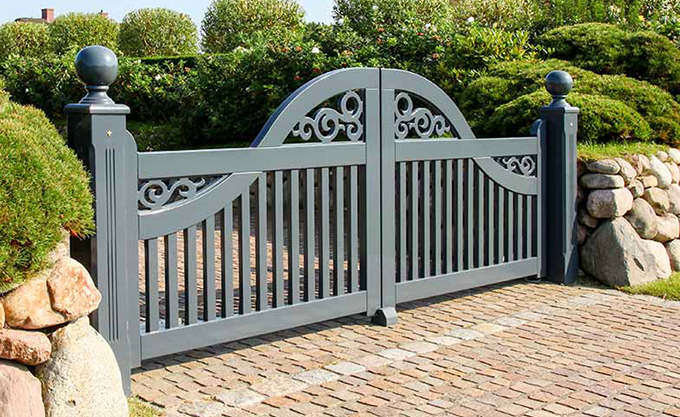 Exklusive Gartentore im Sylter Friesenstil - Maßgefertigte Friesentore für höchste Ansprüche - Holztore - 25 Jahre Garantie von Peters + Peters.