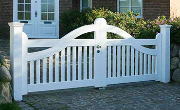 Die beliebte Nordseeinsel Sylt wird geprägt durch die schönen Reetdachhäuser und die weiß lackierten  Gartentore - hier Friesentor Luxus