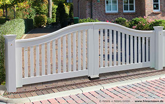 Weißes Holzgartentor Hartholz mit geschweiftem Oberbogen und geschweiftem Sattedach !