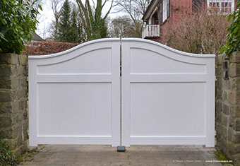 Nostalgisches Sichtschutztor - blickdichtes Gartentor mit geschweiftem Satteldach - Hartholz weiß lackiert - 25 Jahre Garantie.