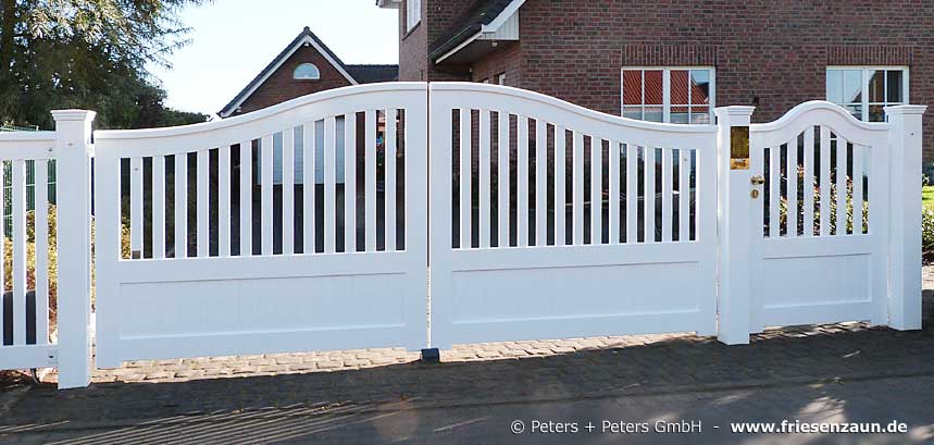 Hohes Sichtschutztor SCHLESWIG - Gartentor mit geschwungenem Oberbogen und geschweiftem Sattedach.