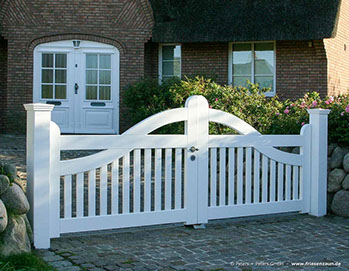 Doppeltor LUXUS mit Pfosten 14 x 14 cm und Pfostenabdeckung Klassik - eines der meistverkauften Friesentore auf der Nordseeinsel Sylt.