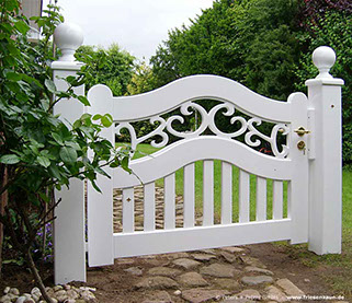 Gartentor im Sylter Friesenstil - Holztor FRIESLAND - Hartholz weiß oder farbig lackiert - Einfahrtstore von Peters + Peters.