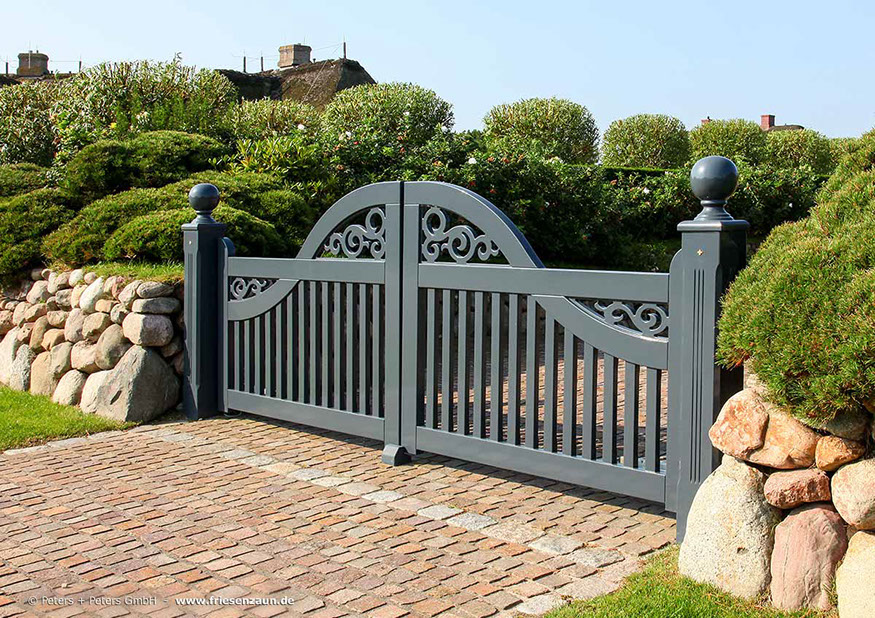 Gartentor im Sylter Friesenstil - Holztor FRIESLAND - Hartholz weiß oder farbig lackiert - Einfahrtstore von Peters + Peters.