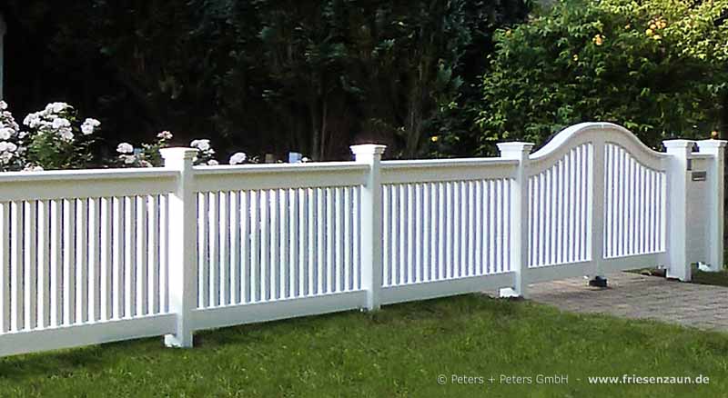 Friesenzaun mit Gartentor SCHLESWIG - Sylter Gartenzaun mit Satteldach - Hartholz weiß oder farbig lackiert - Qualität mit 25 Jahren Garantie.