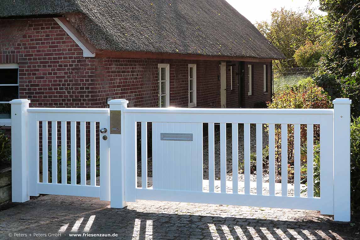 Individuell gestaltet - Gartentor OHLAND - Weiße Holztore mit integriertem Briefkasetn im Torflügel