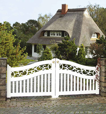 Gartentor im Sylter Friesenstil - Holztor FRIESLAND - Hartholz weiß oder farbig lackiert - Einfahrtstore von Peters + Peters.