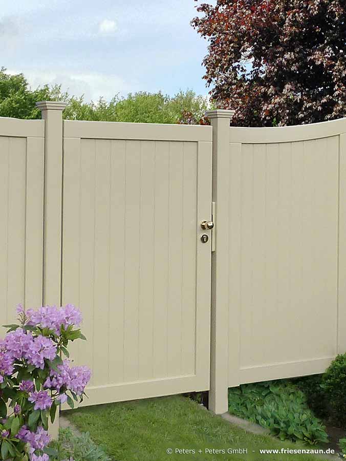 Sichtschutztore - Hohe Gartentore von Peters + Peters bieten Schutz vor ungwolltem Einblick.