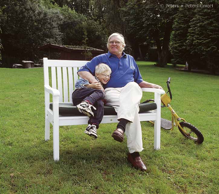 4er Gartenbank Windsor -  Gesamtbreite 240 cm - Sitzbreite 226 cm. Lieferbar in weiß oder in jedem anderen RAL-Farbton.