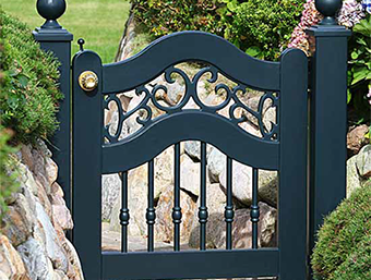 Gartentor im Sylter Friesenstil - Holztor FRIESLAND - Hartholz weiß oder farbig lackiert - Einfahrtstore von Peters + Peters.