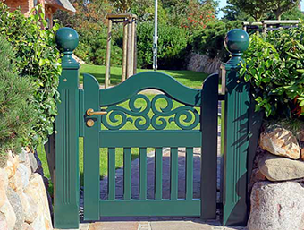 Gartentor im Sylter Friesenstil - Holztor FRIESLAND - Hartholz weiß oder farbig lackiert - Einfahrtstore von Peters + Peters.